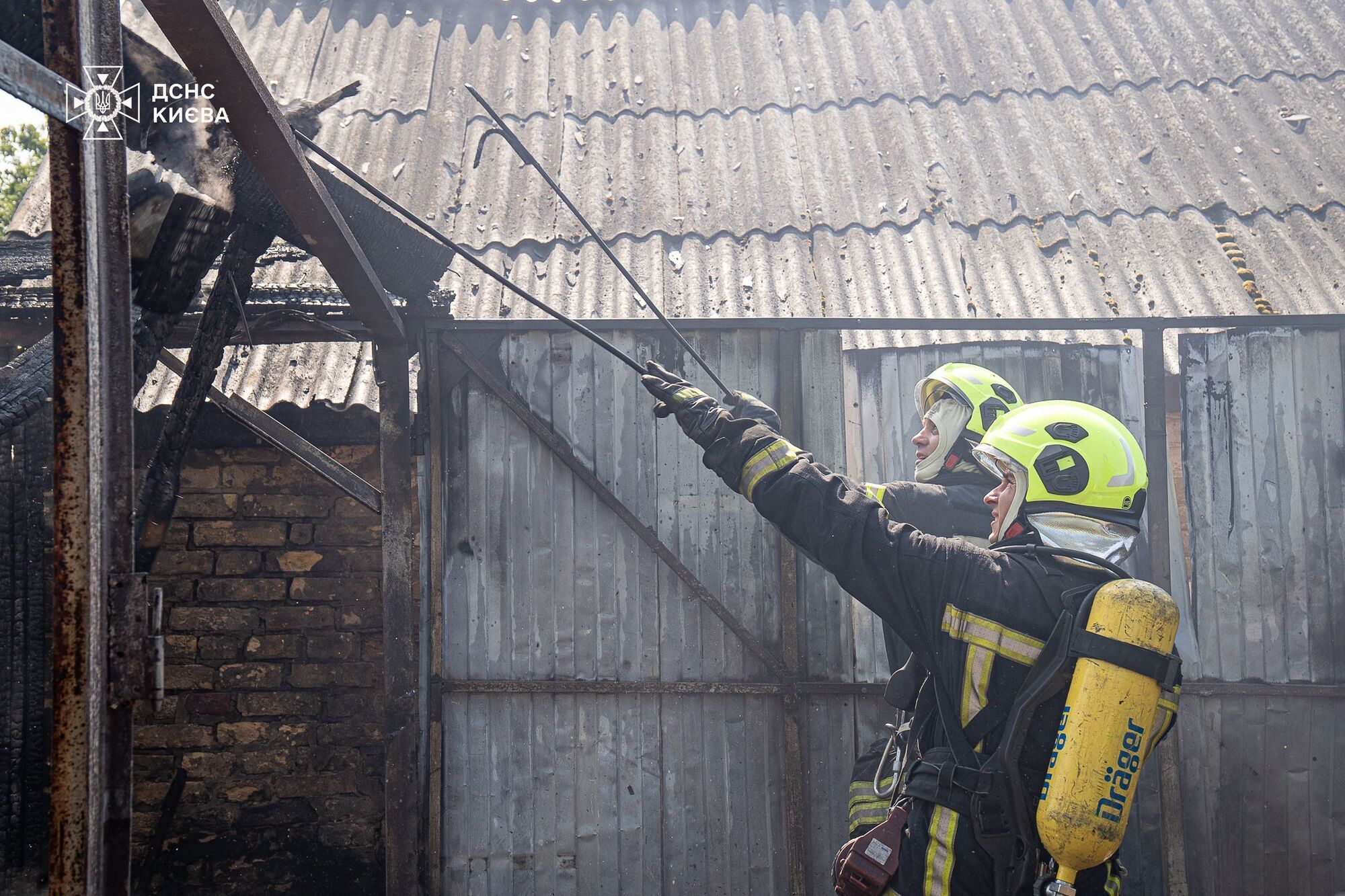 В Киеве на Троещине вспыхнул пожар, столб дыма виден из разных районов: фото и видео