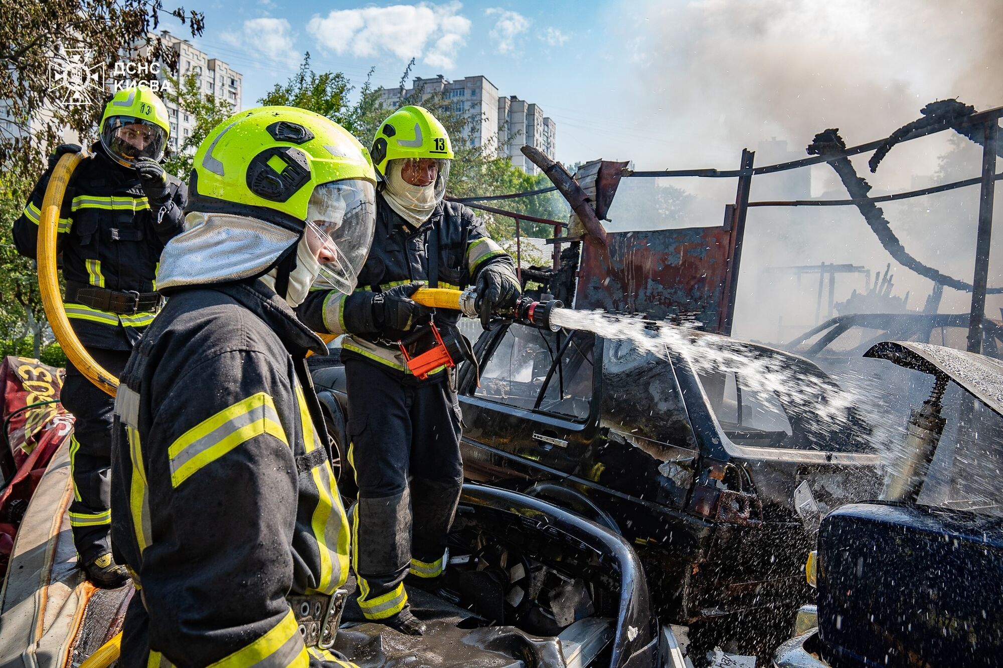 В Киеве на Троещине вспыхнул пожар, столб дыма виден из разных районов: фото и видео