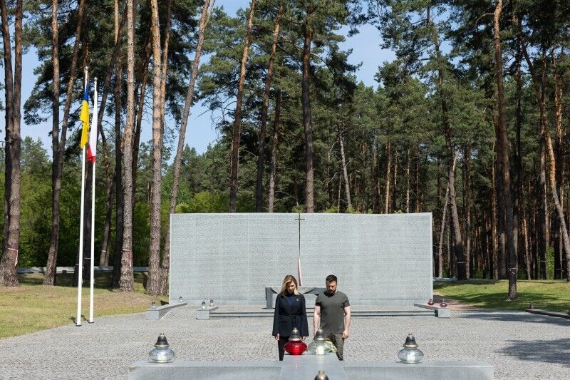 Зеленский с первой леди почтили память жертв, убитых тоталитарной системой. Видео