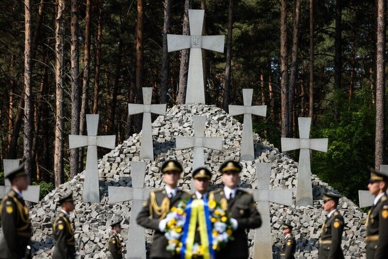 Зеленский с первой леди почтили память жертв, убитых тоталитарной системой. Видео