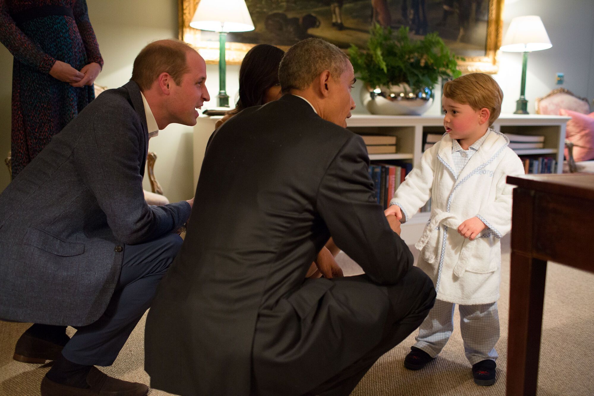 Старший сын Кейт Миддлтон принц Джордж нарушил протокол, придя на встречу с Обамой в халате qhtixhiqttidzuatf