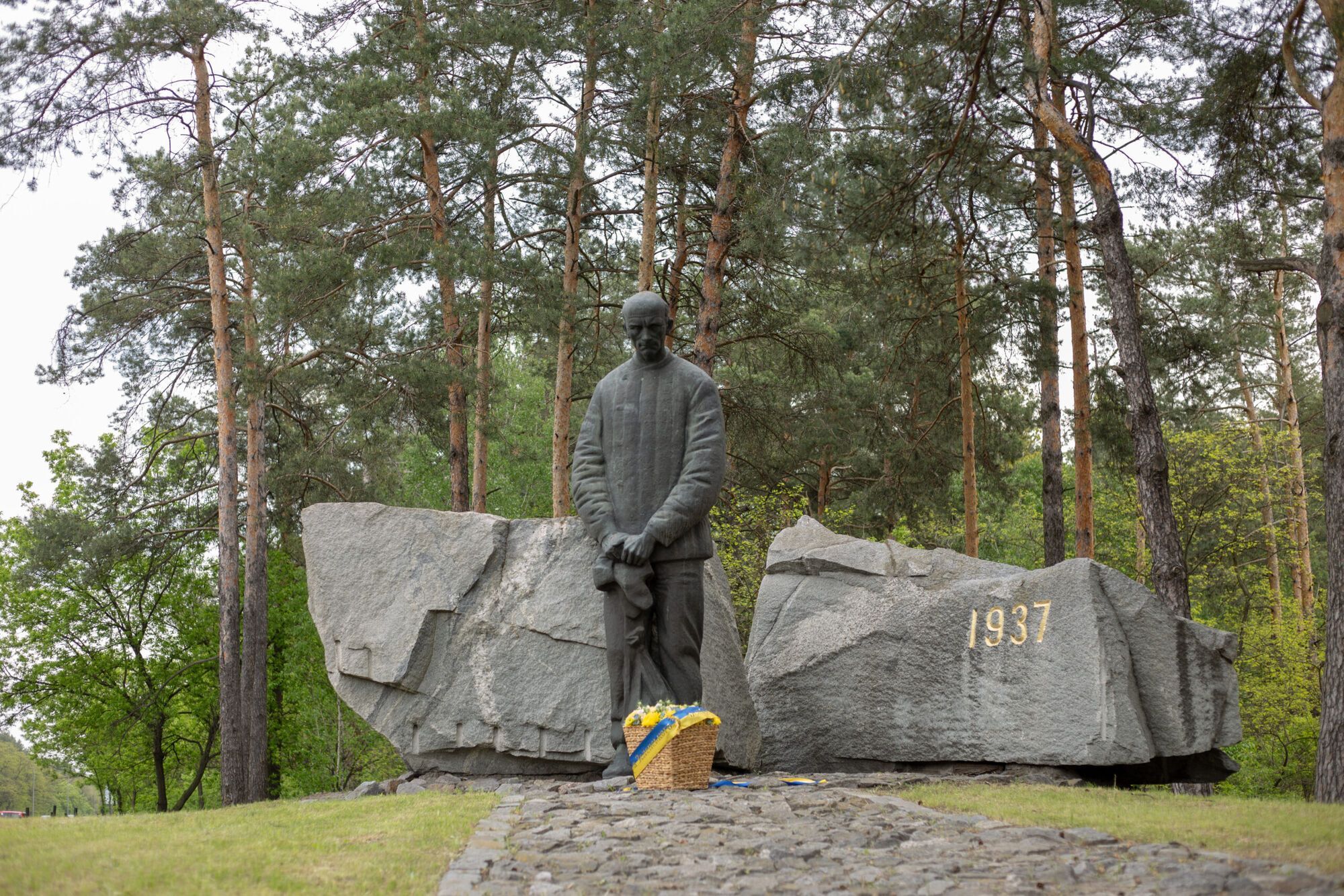 Пам'ятник у Биківнянському лісі