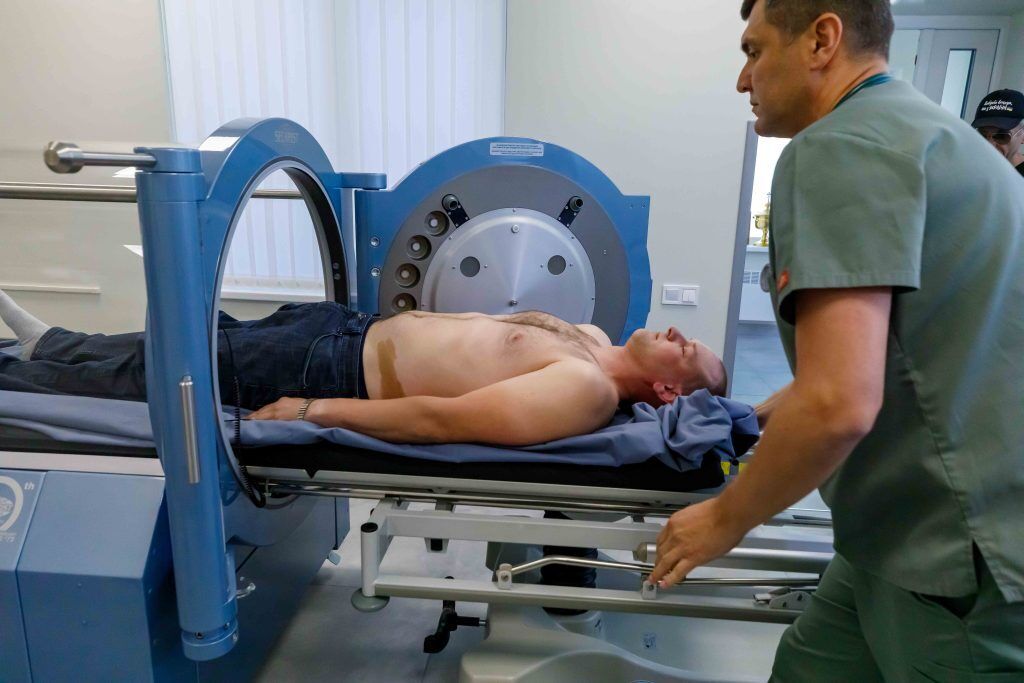 Спасает наших воинов: Фонд Порошенко купил дефицитную кислородную барокамеру для лечения раненых