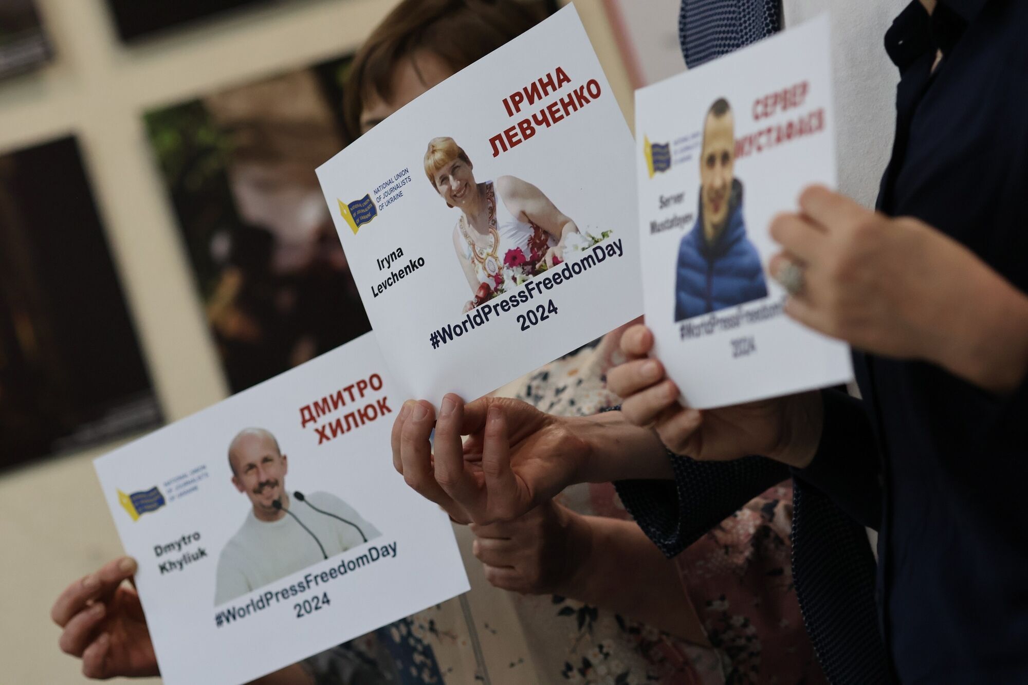 "Свобода уже скоро": НСЖУ провел в Киеве акцию в поддержку попавших в плен РФ журналистов