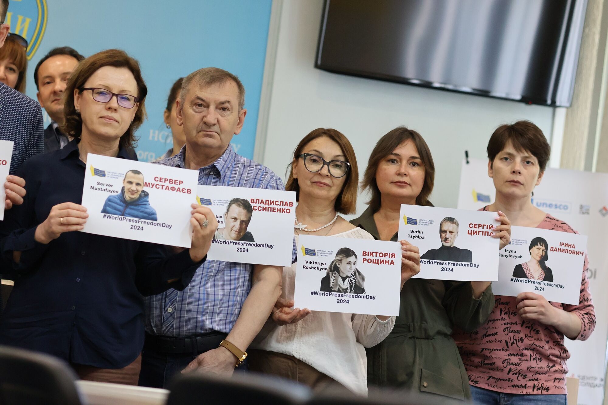 "Свобода уже скоро": НСЖУ провел в Киеве акцию в поддержку попавших в плен РФ журналистов