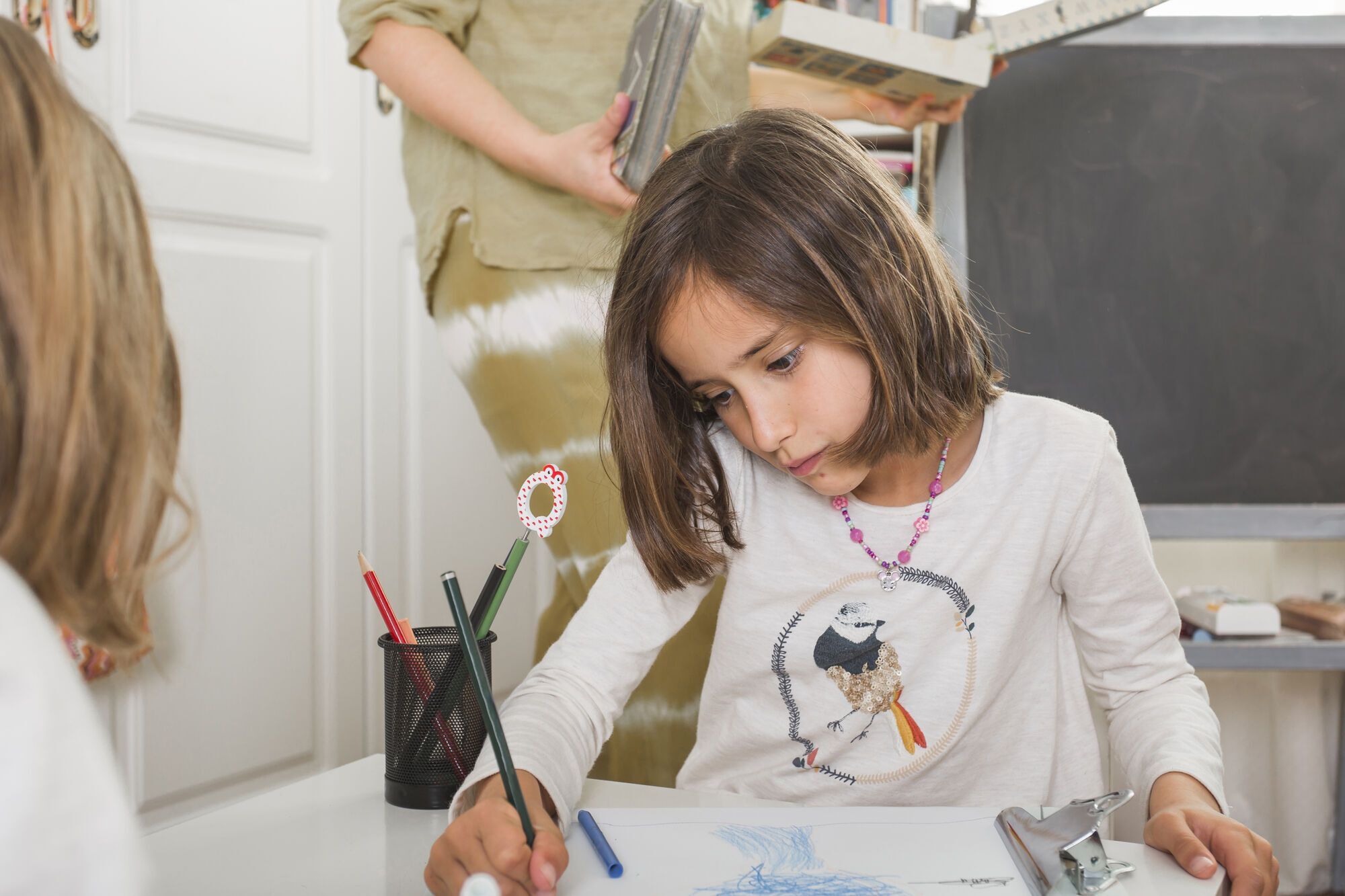 ''Приходить на урок і сидить у телефоні''. Мама школяра в Тернополі поскаржилася на вчителя малювання і спровокувала дискусію в мережі