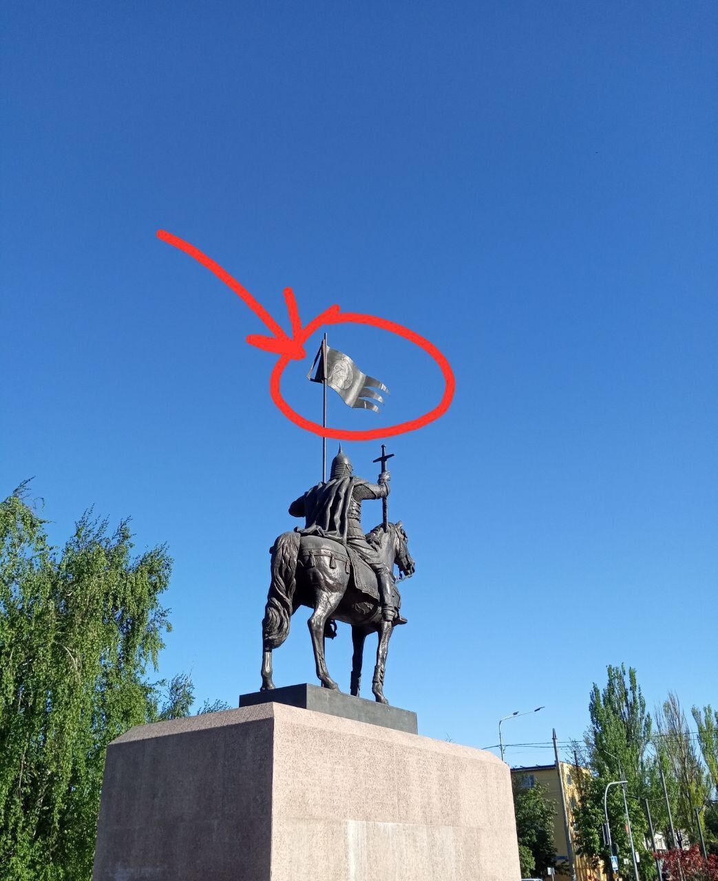 У Маріуполі від пам'ятника Невському відірвалася хоругва: кажуть, "поганий знак" для окупантів. Фото
