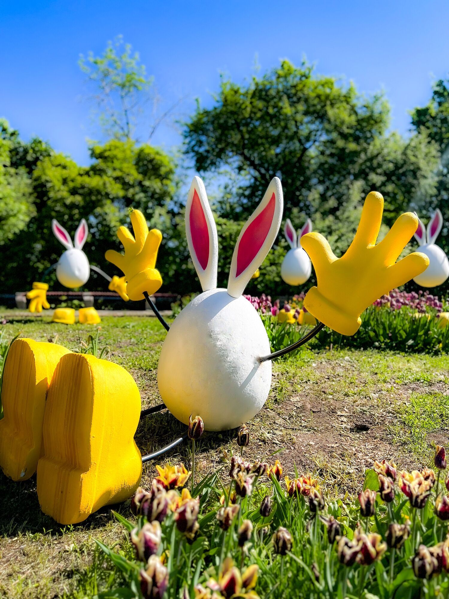 Кролі, пасхальні яйця та сотні тисяч квітів: на Співочому яскраво відзначатимуть Великдень 
