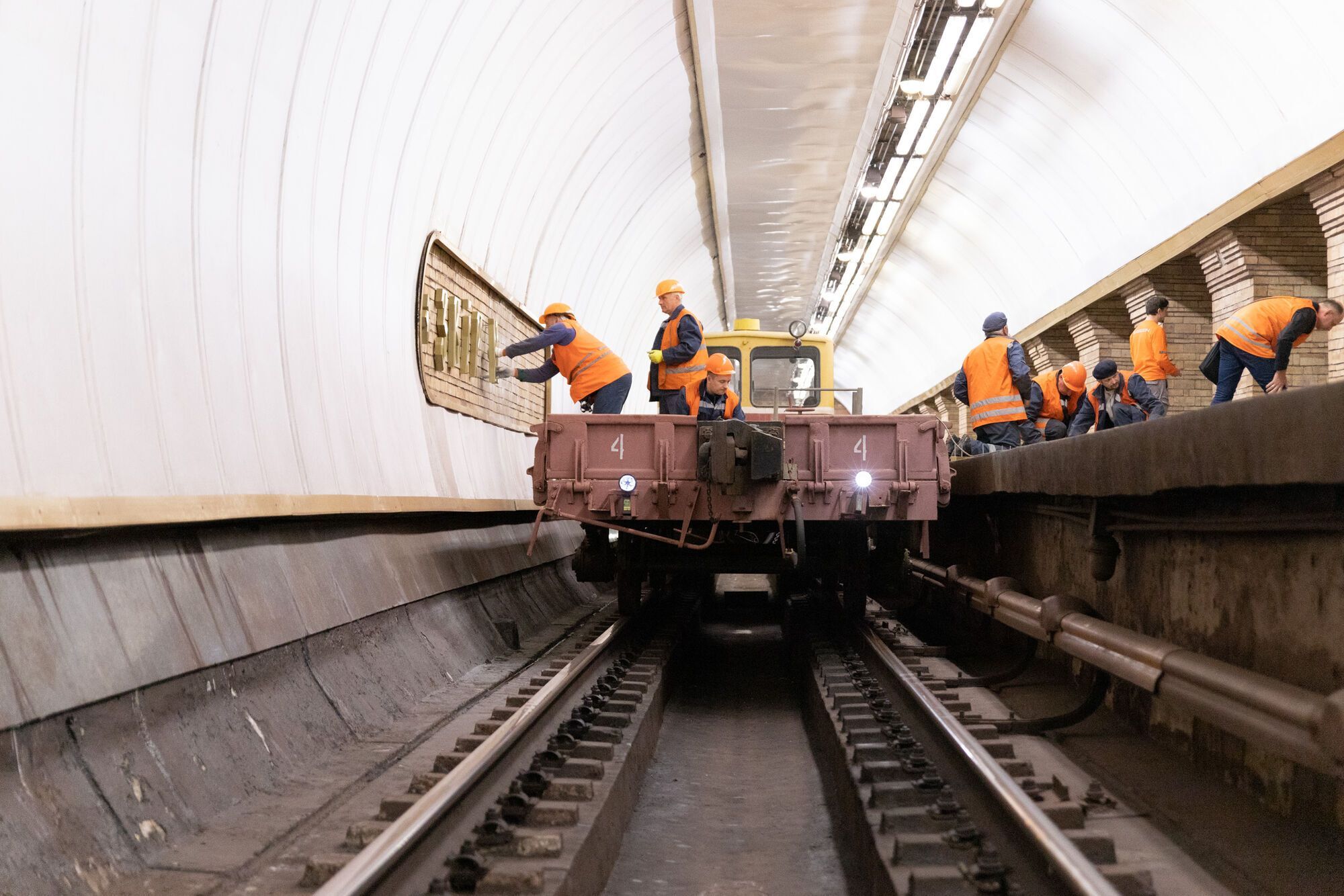 У Києві на станції метро "Звіринецька" почали встановлювати літери нової назви. Подробиці, відео і фото