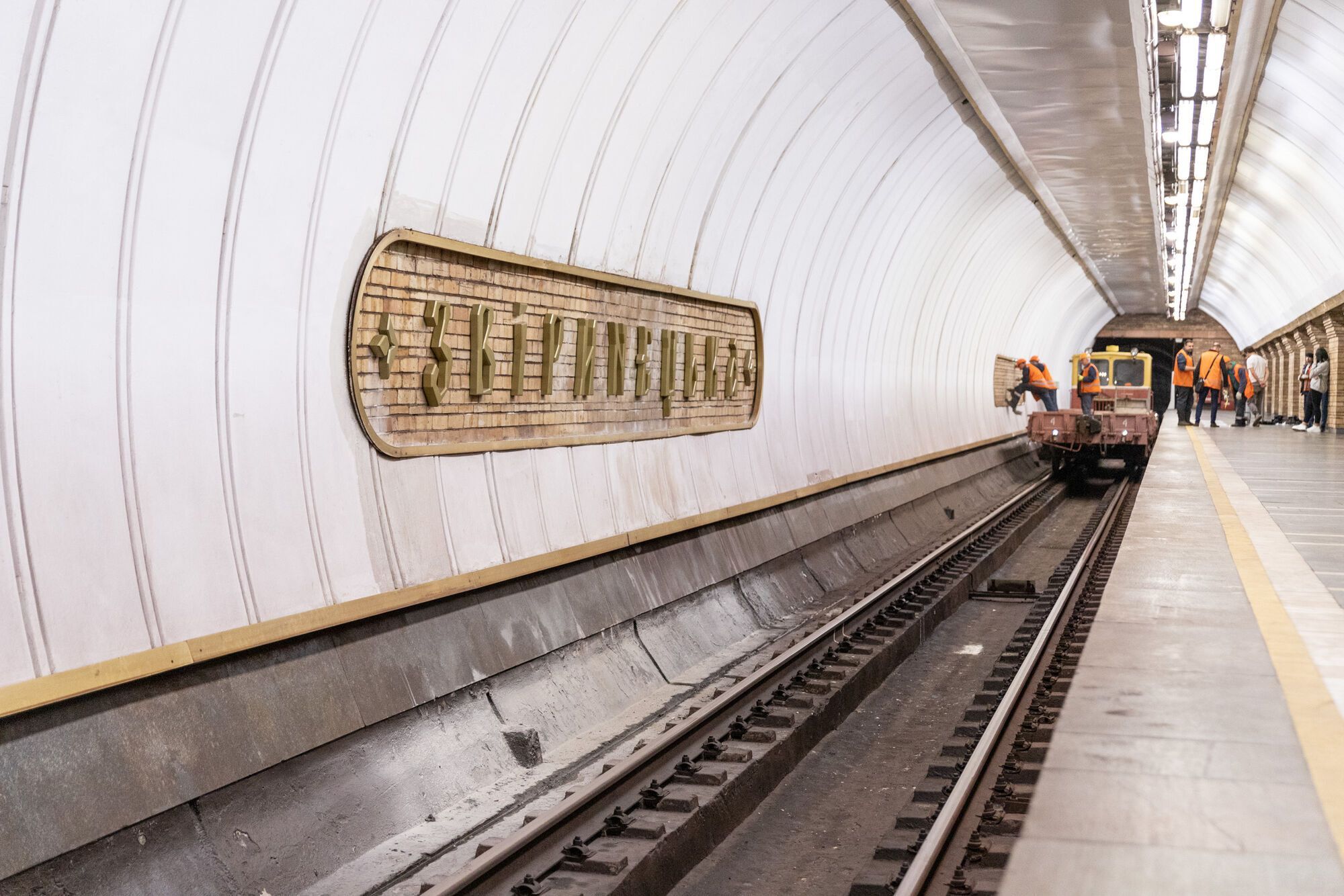 У Києві на станції метро "Звіринецька" почали встановлювати літери нової назви. Подробиці, відео і фото