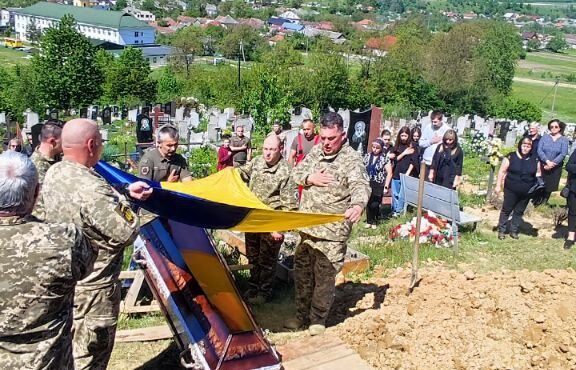 Війна забрала життя ще одного захисника: на Закарпатті провели в останню дорогу захисника Євгена Гуйвана. Фото