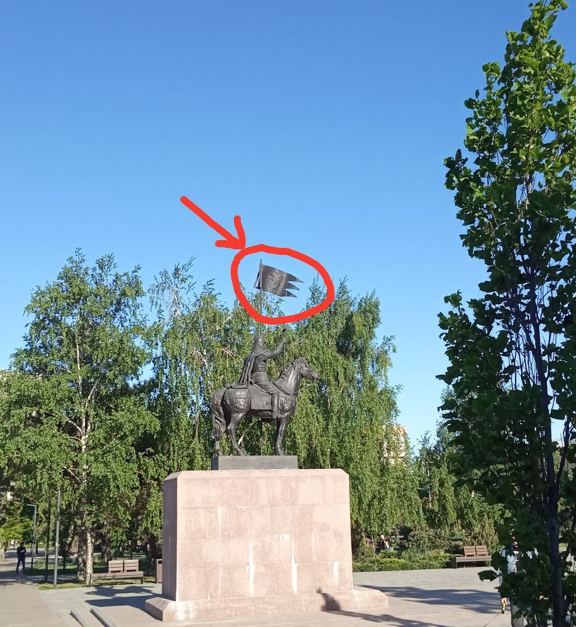 В Мариуполе от памятника Невскому оторвалась хоругвь: говорят, "плохой знак" для оккупантов. Фото