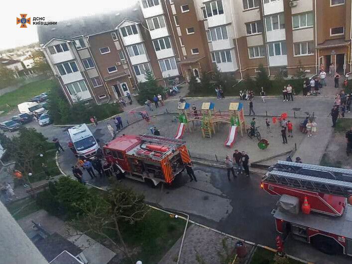 Під Києвом під час пожежі в будинку бійці ДСНС врятували 13 осіб, з яких 5 – діти. Фото і подробиці