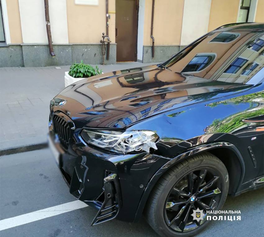 В Киеве на Печерске автомобиль BMW на пешеходном переходе сбил женщину. Подробности и фото