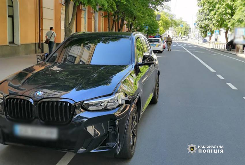 У Києві на Печерську автомобіль BMW на пішохідному переході збив жінку. Подробиці і фото