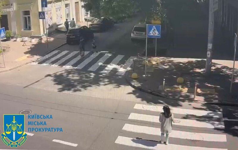 В Киеве на Печерске автомобиль BMW на пешеходном переходе сбил женщину. Подробности и фото