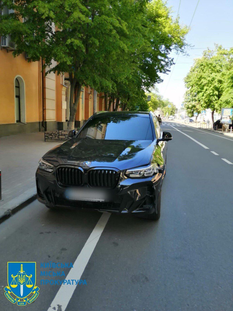 У Києві на Печерську автомобіль BMW на пішохідному переході збив жінку. Подробиці і фото