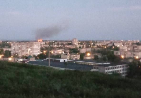 В окупованому Бердянську стався "приліт": згоріла ремонтна база військової техніки РФ. Фото
