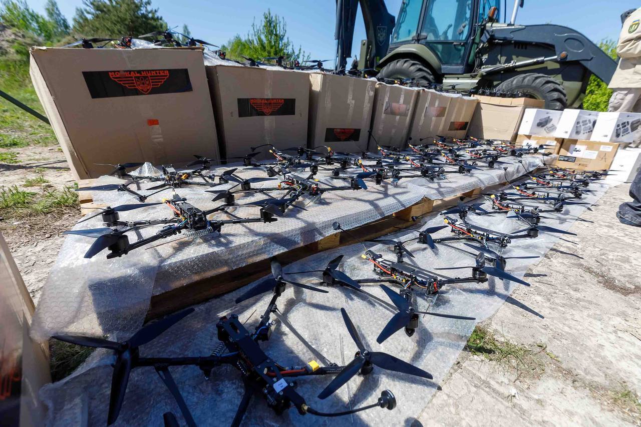 Разведбат получил FPV-дроны "Мольфар", квадроциклы и экскаватор для фортификаций от Порошенко