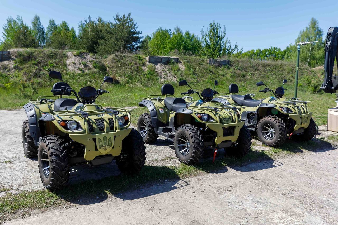 Розвідбат отримав FPV-дрони "Мольфар", квадроцикли та екскаватор для фортифікацій від Порошенка