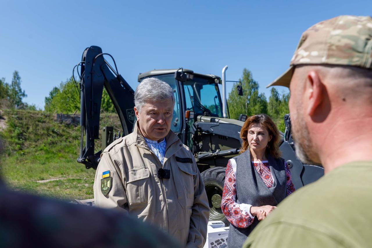 Разведбат получил FPV-дроны "Мольфар", квадроциклы и экскаватор для фортификаций от Порошенко