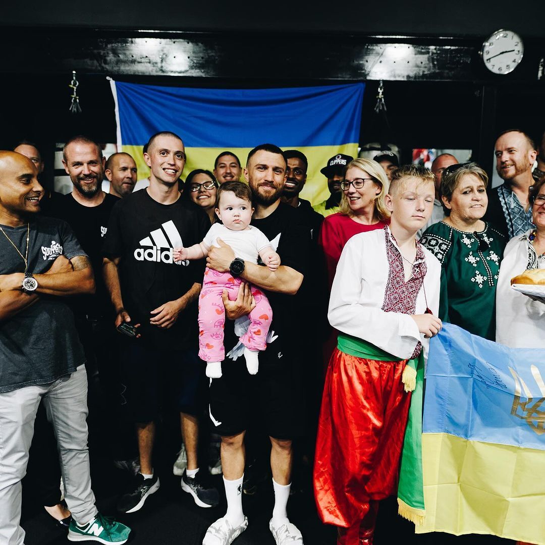 Ломаченко пришел на встречу с украинцами в Австралии в футболке с голубем мира. Фотофакт
