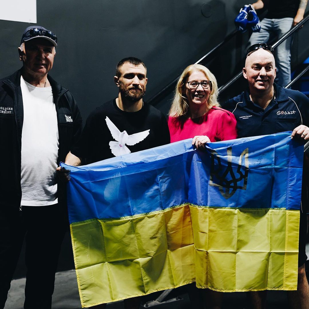 Ломаченко пришел на встречу с украинцами в Австралии в футболке с голубем мира. Фотофакт