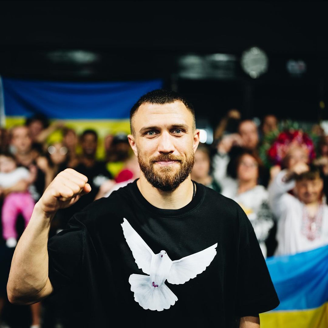 Ломаченко прийшов на зустріч із українцями в Австралії у футболці з голубом миру. Фотофакт