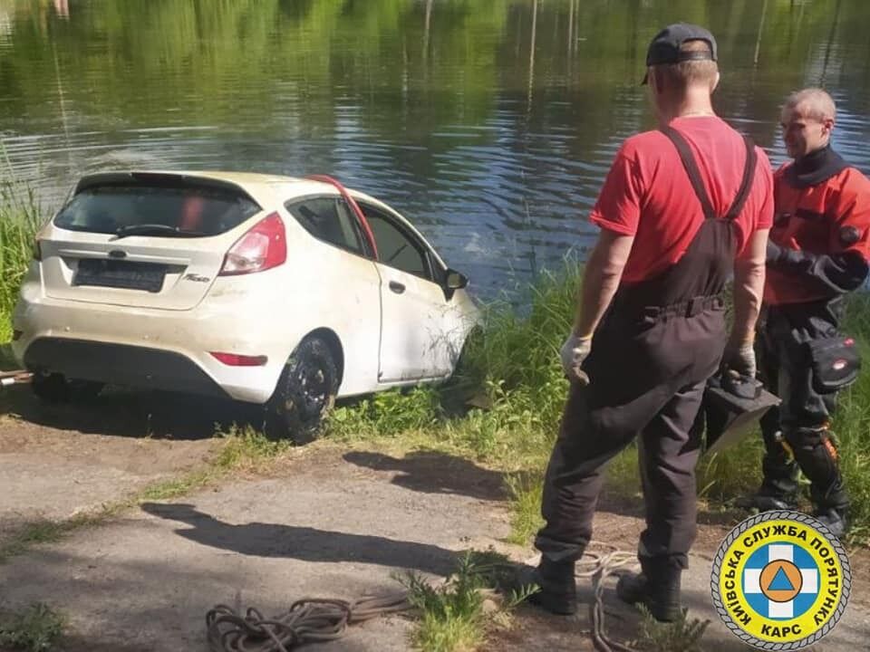 Пробыла на дне неделю: в Киеве на Оболони спасатели достали из озера легковушку. Фото