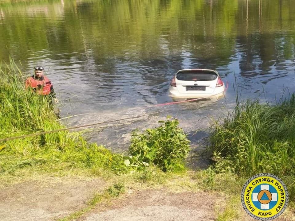 Пробыла на дне неделю: в Киеве на Оболони спасатели достали из озера легковушку. Фото