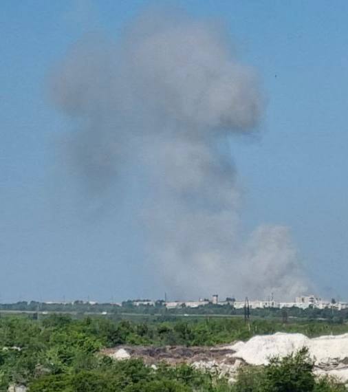 В окупованому Луганську прогриміли вибухи у районі базування загарбників, піднявся дим. Фото і відео