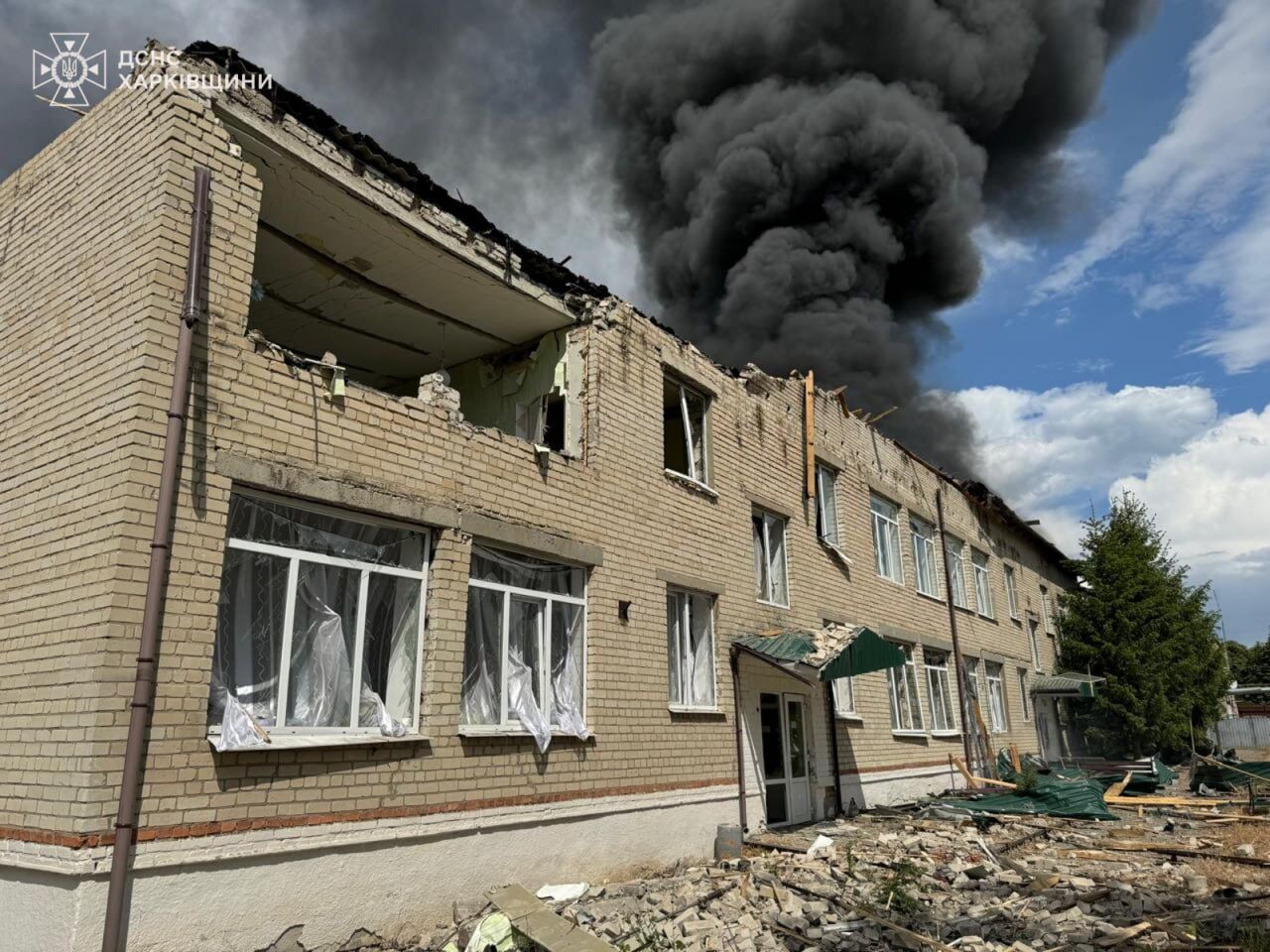 Россияне ударили по Золочеву в Харьковской области: пострадали детский сад, рынок и дома. Фото