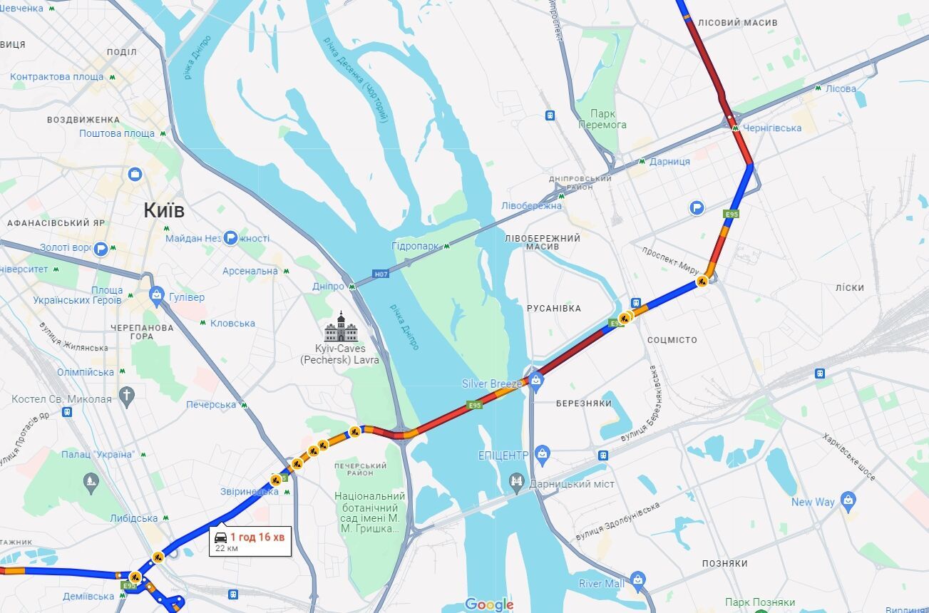 На дорогах Києва вранці утворились численні затори: де не проїхати. Карта