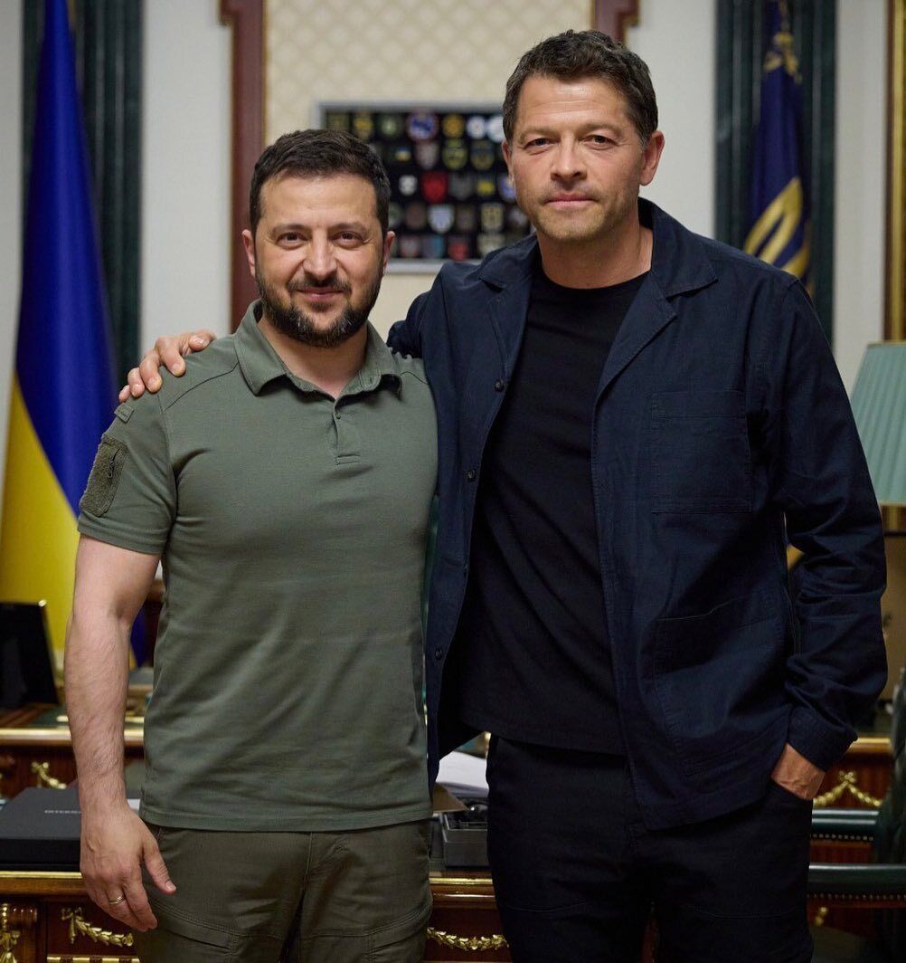 Звезда сериала "Сверхъестественное" Миша Коллинз приехал в Киев и показал фото на фоне уничтоженной российской техники