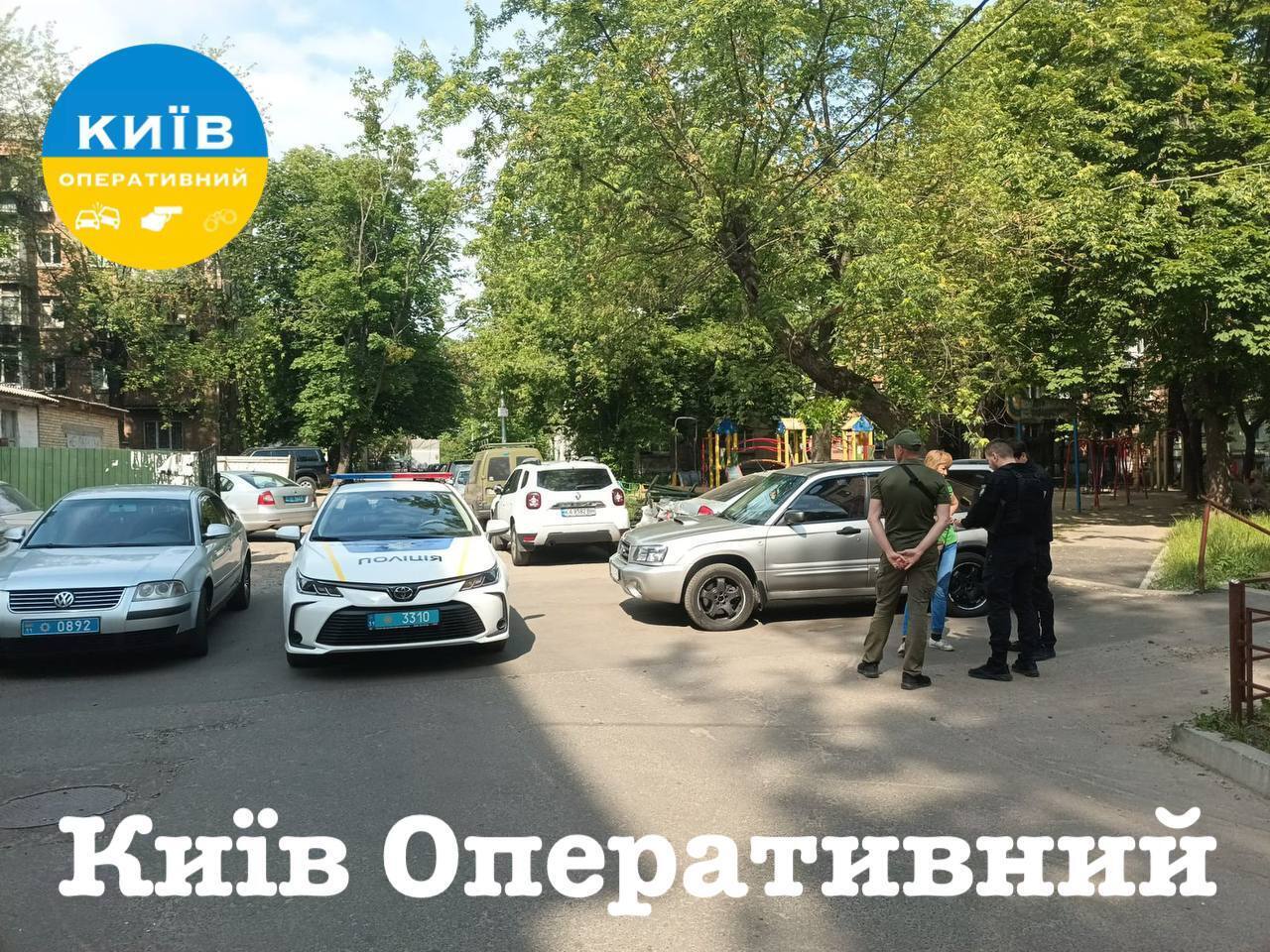 У Києві озброєні чоловіки в масках серед білого дня нападали на перехожих: що відомо. Фото і відео