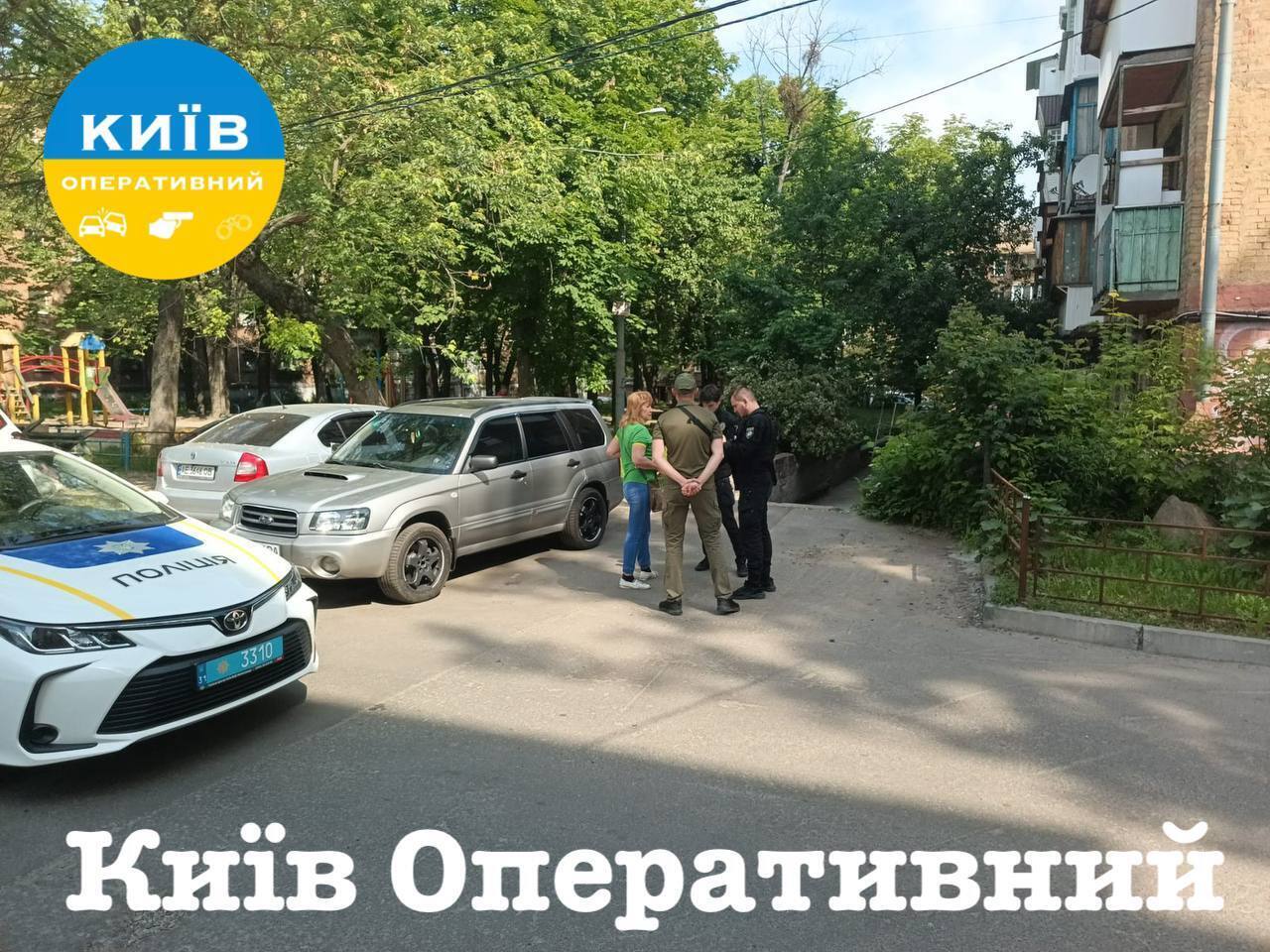 У Києві озброєні чоловіки в масках серед білого дня нападали на перехожих: що відомо. Фото і відео