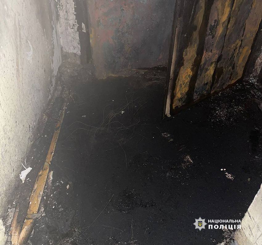 Чтобы устроить пожар, принес две шины: в Киеве задержали мужчину, пытавшегося поджечь квартиру. Фото