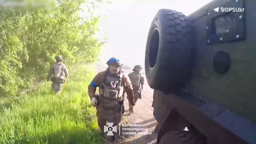Счет шел на минуты: в ГПСУ показали кадры эвакуации тяжелораненого пограничника на Волчанском направлении. Видео