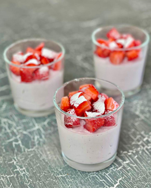 Сырно-ягодный десерт: настоящее летнее наслаждение в стакане