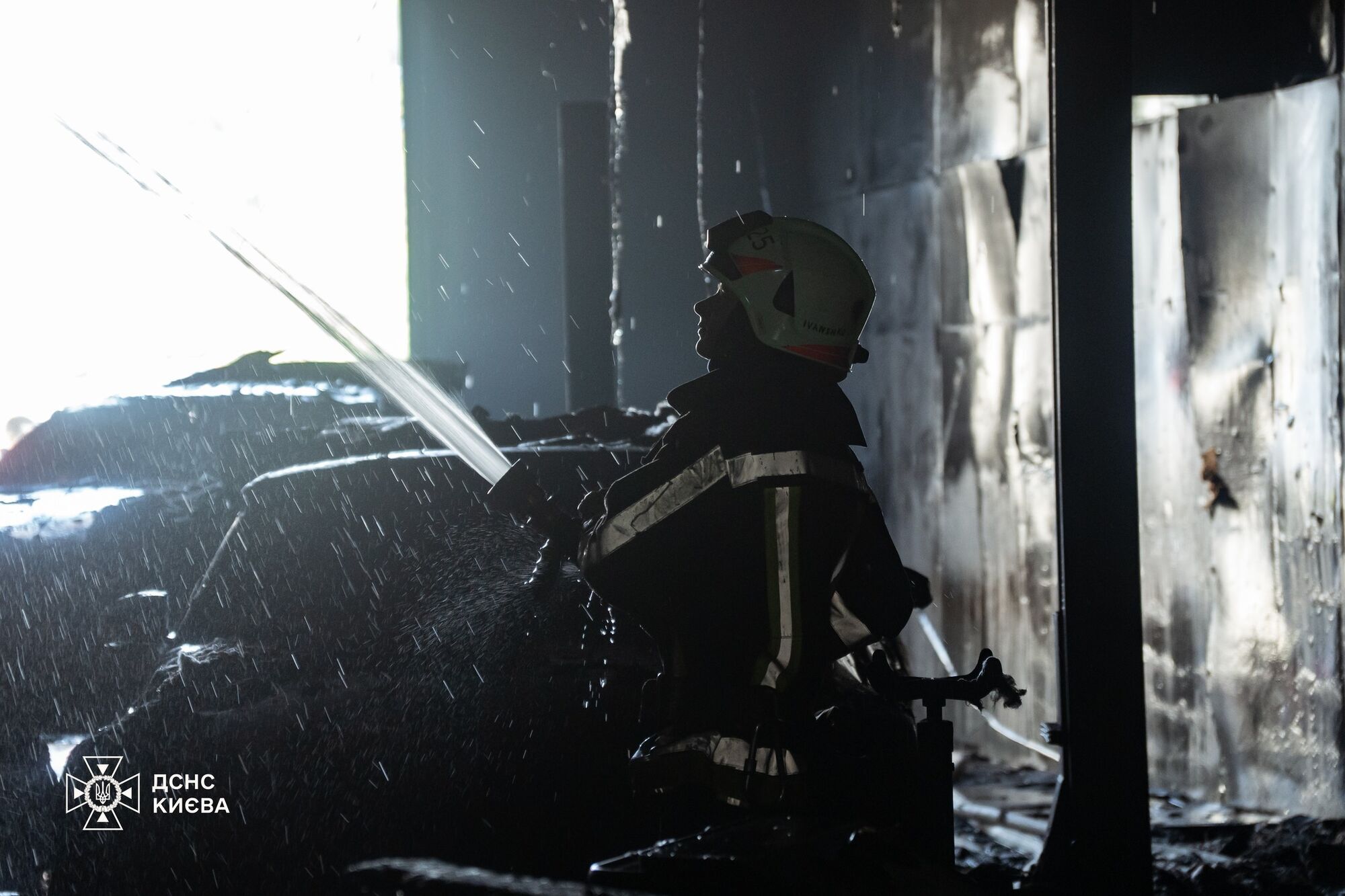 Огнем охватило два ангара: в Киеве на Оболони произошел масштабный пожар на СТО. Фото
