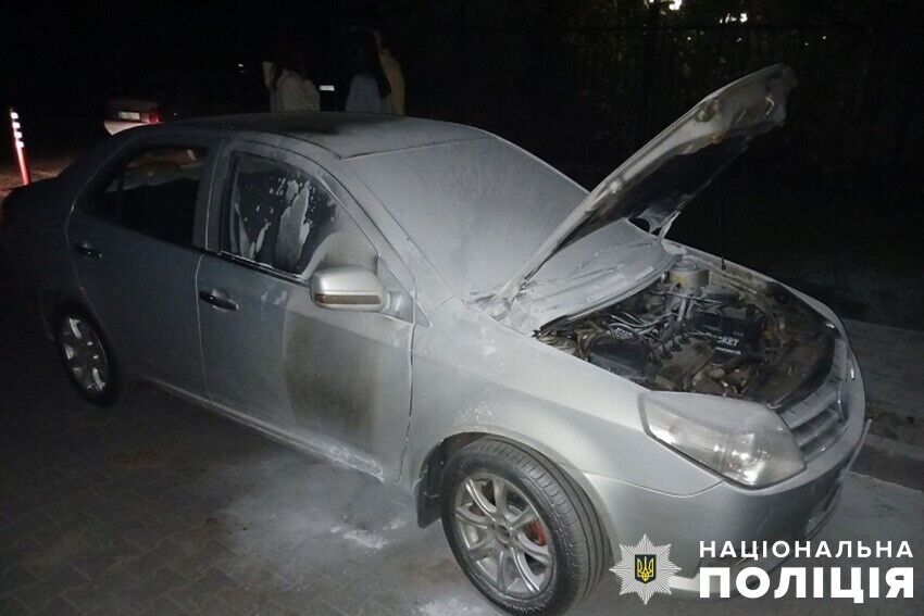 У Києві на Троєщині чоловік підпалив автівку вчительки свого сина. Фото