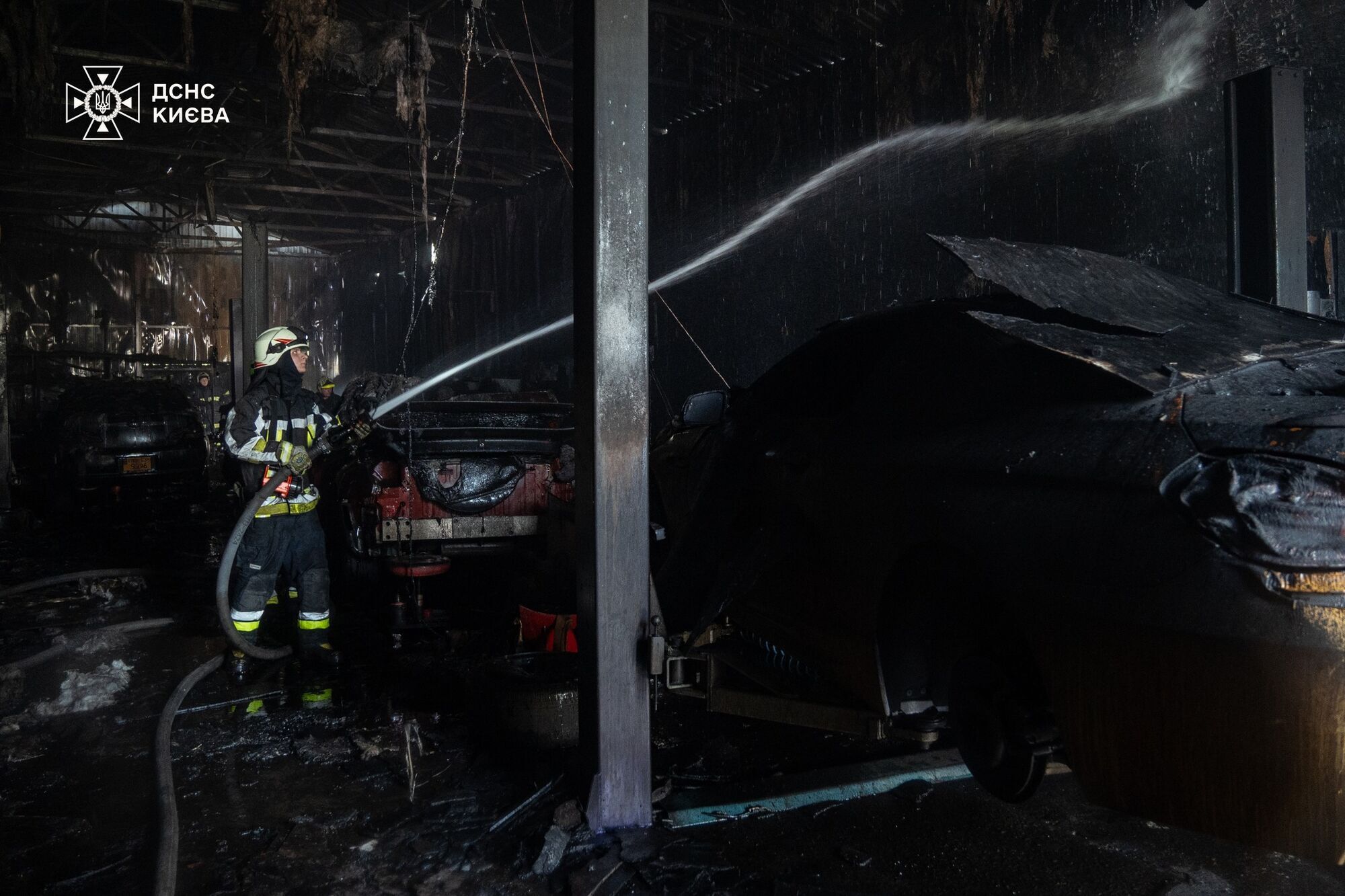 Вогнем охопило два ангари: у Києві на Оболоні сталась масштабна пожежа на СТО. Фото