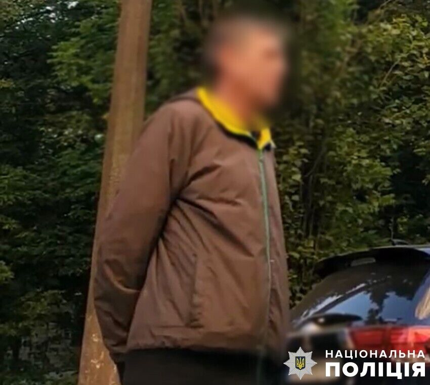 Отомстил из-за шума в квартире: в Киеве мужчина поджег дверь соседу. Фото