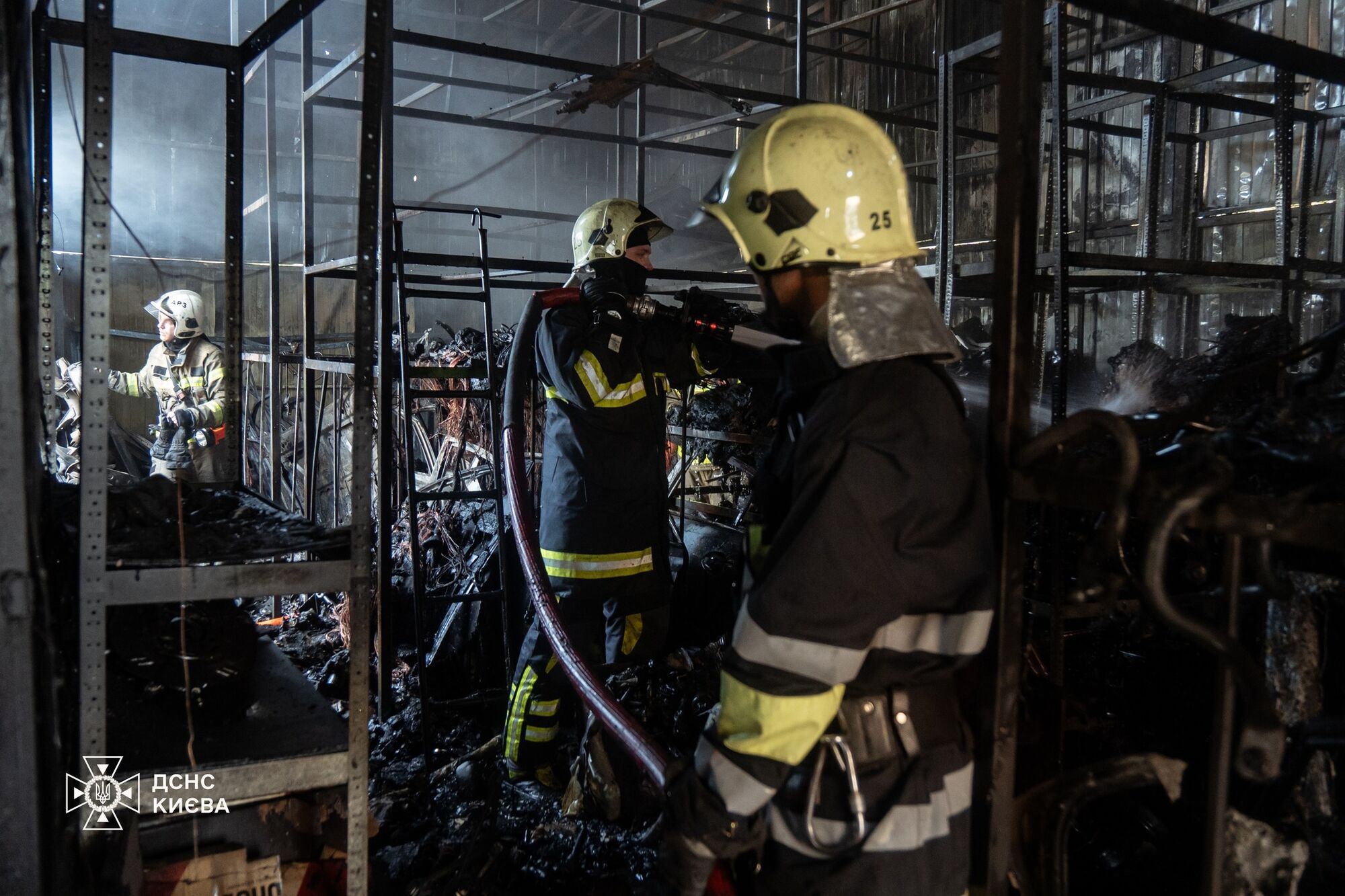 Огнем охватило два ангара: в Киеве на Оболони произошел масштабный пожар на СТО. Фото