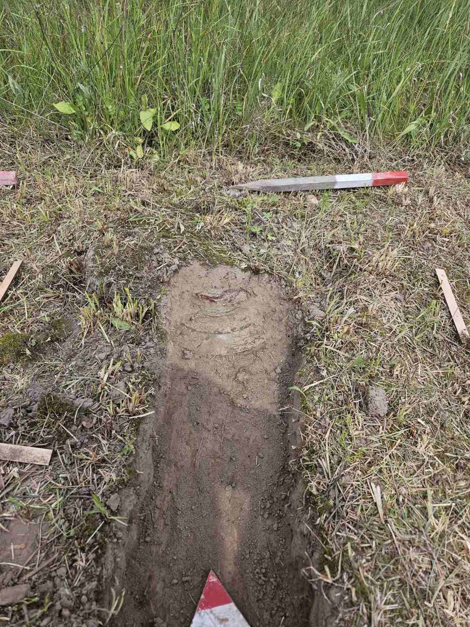 На Київщині біля кладовища знайшли протитанкову міну. Подробиці і фото