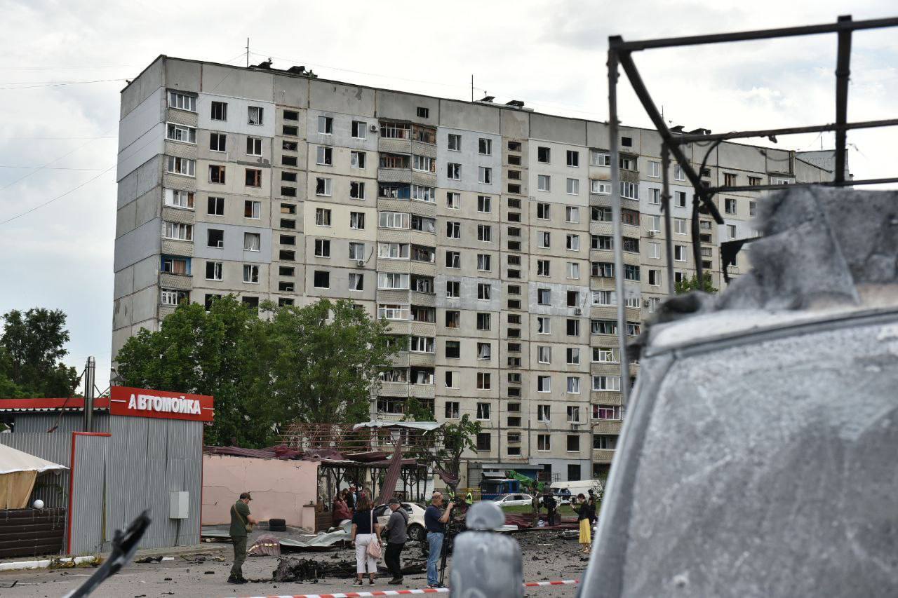 Росіяни вдарили по Харкову КАБами: 12 людей поранено, серед яких дитина. Фото руйнувань