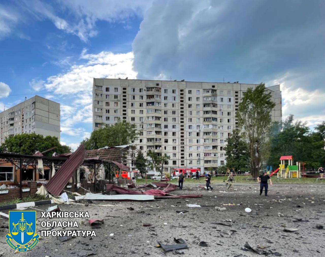 Росіяни вдарили по Харкову КАБами: 12 людей поранено, серед яких дитина. Фото руйнувань