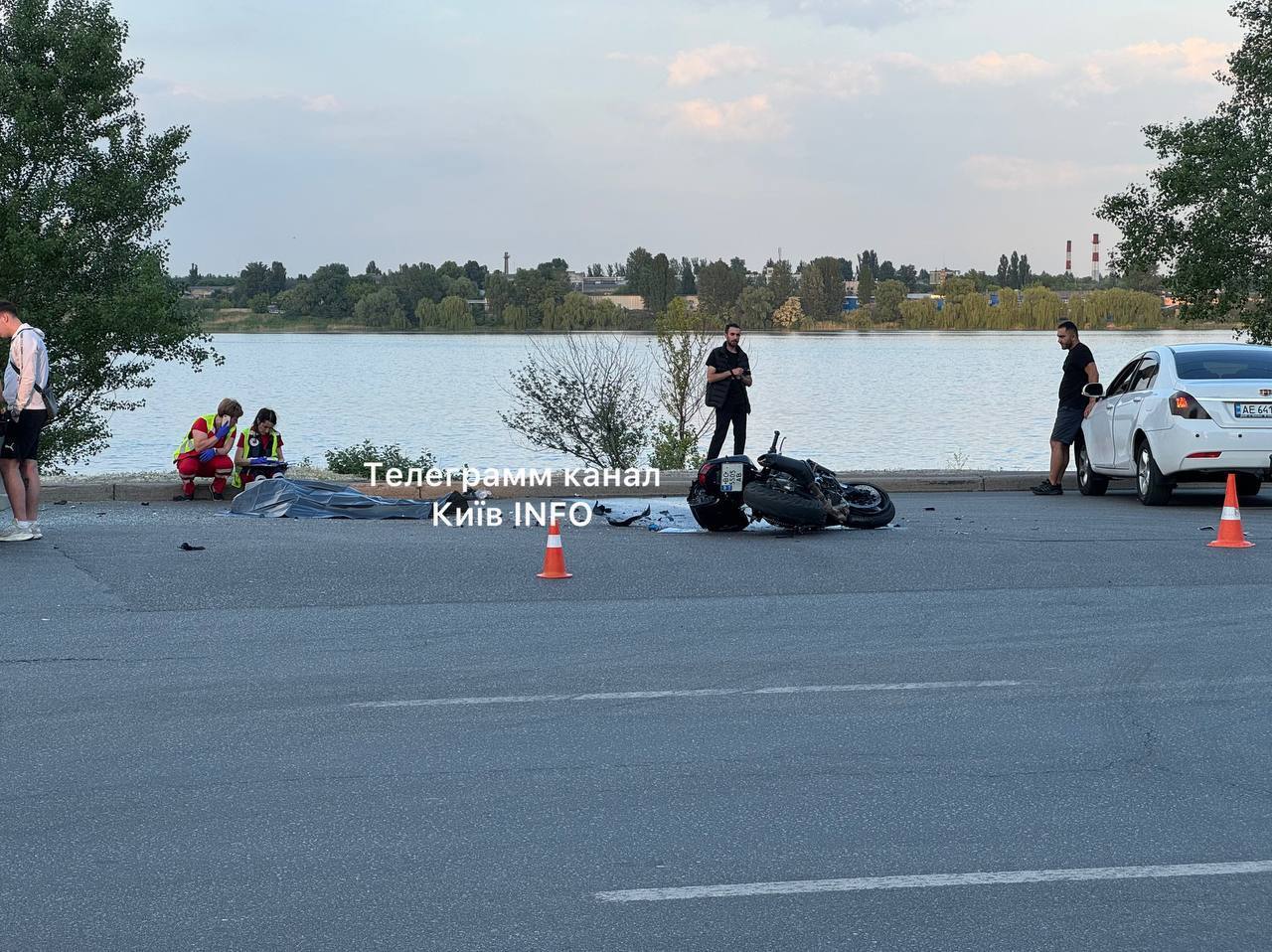 В Киеве мотоцикл столкнулся с автомобилем: мотоциклист погиб. Видео