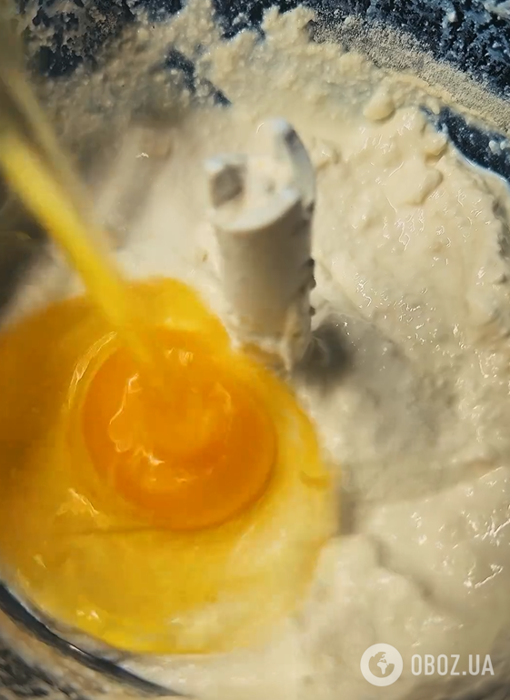 Тонкі млинці на кисломолочному сирі: смачно подати з лососем та крем-сиром