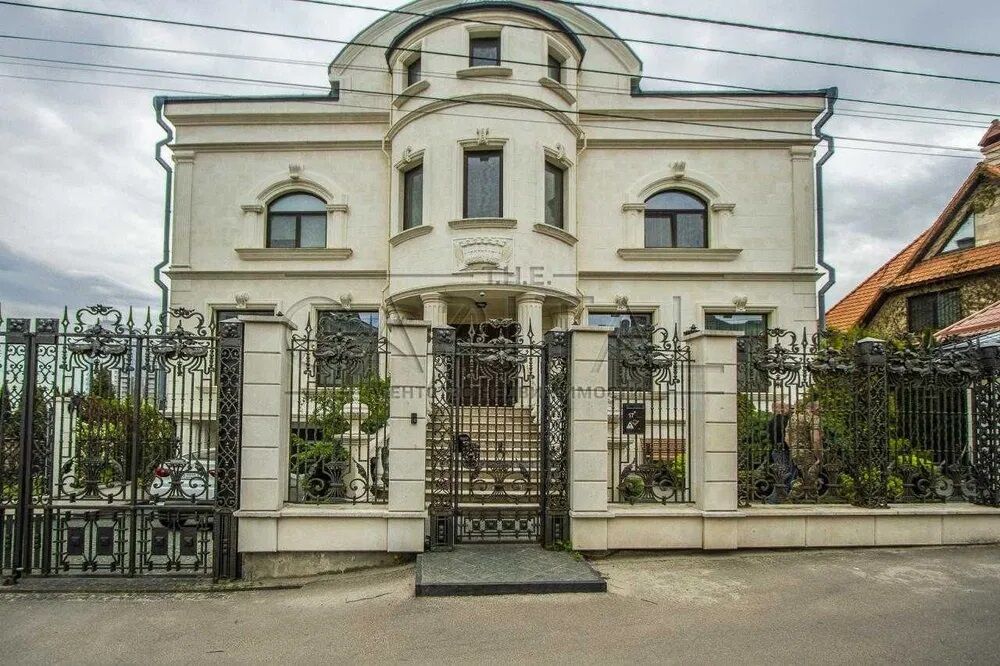 У Києві продають будинок майже за 8 млн євро